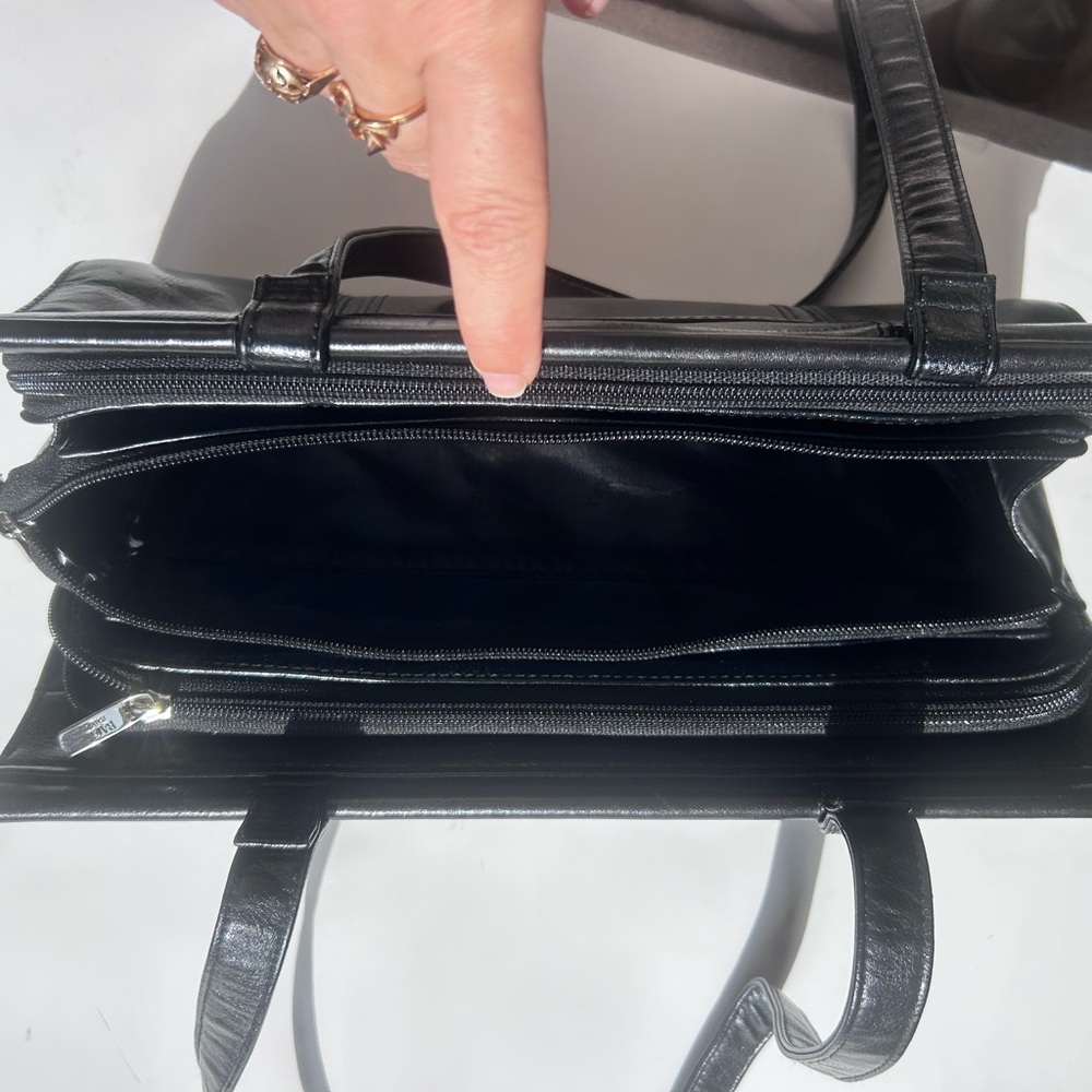 Baci Classic Black Leather Shoulder Bag - Picture 8 of 8
